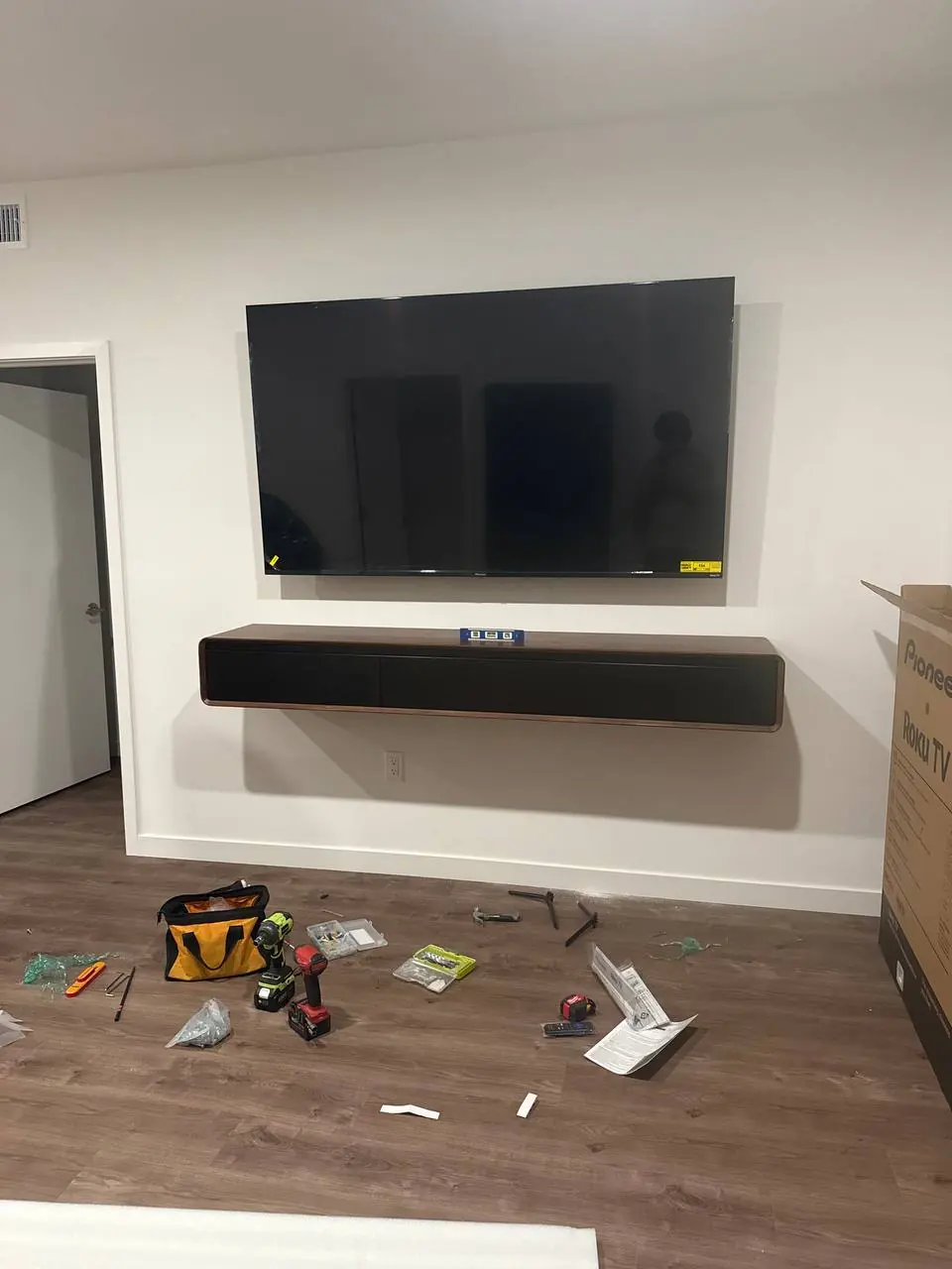 Wall-mounted television installation with cable concealment 4